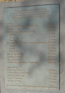 plaquette ter nagedachtenis aan de 19 slachtoffers van het bombardement op Zeels