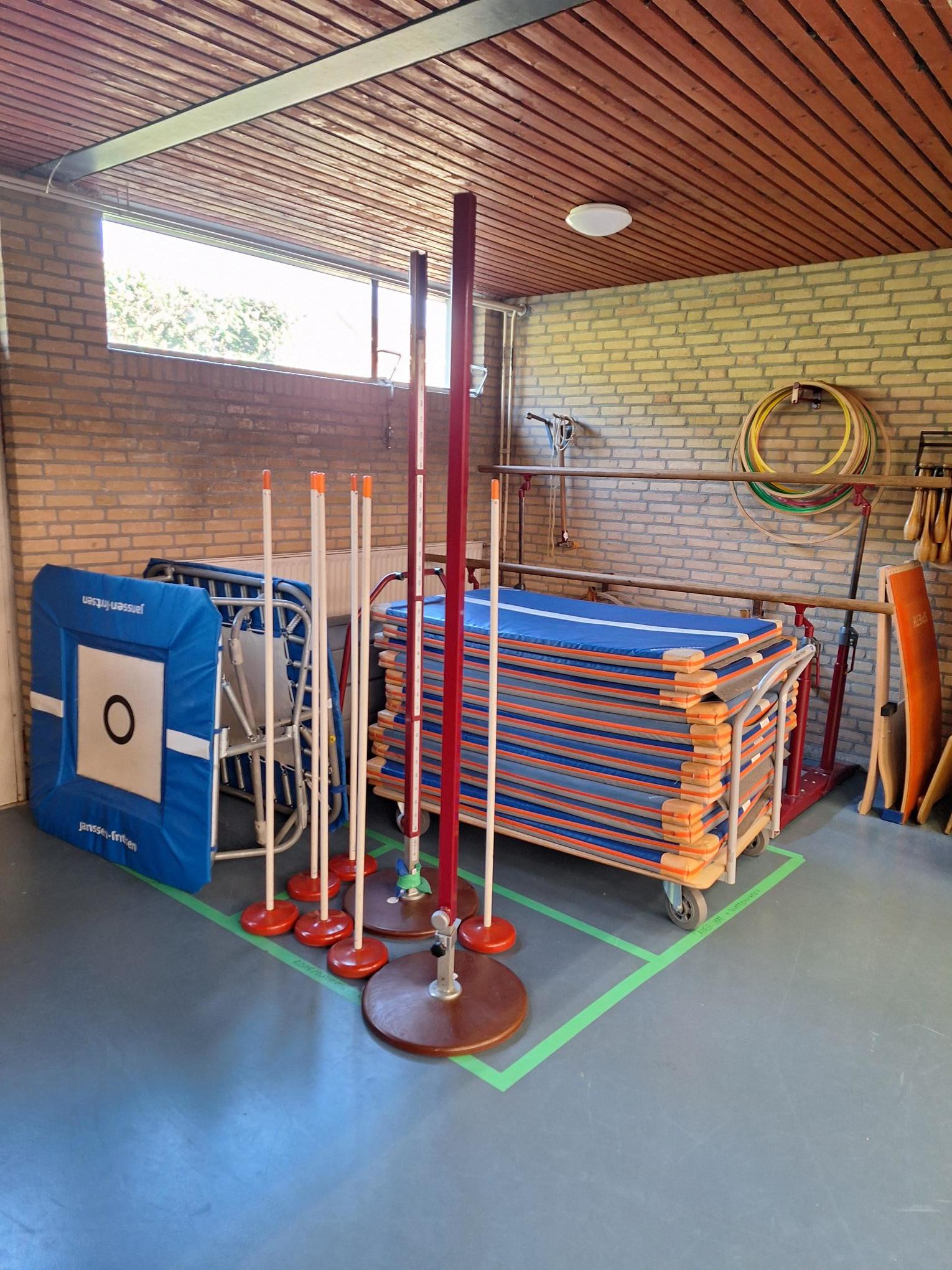 opslagruimte met gymtoestellen