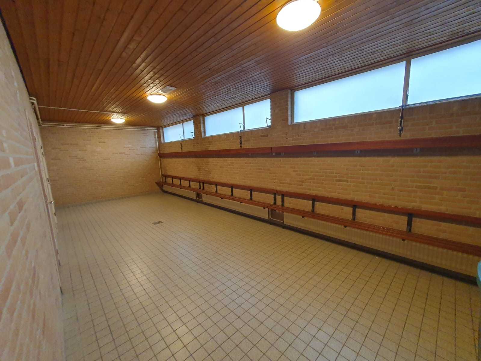 binnenruimte met grijze tegeltjes en bakstenen muren
