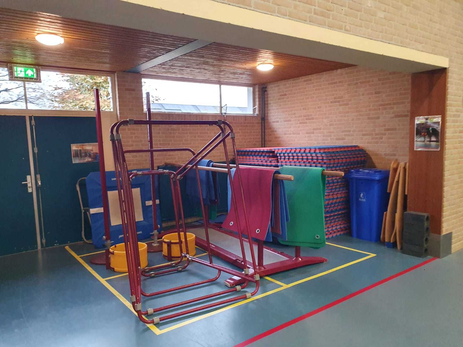 gymmaterialen in een opslagruimte
