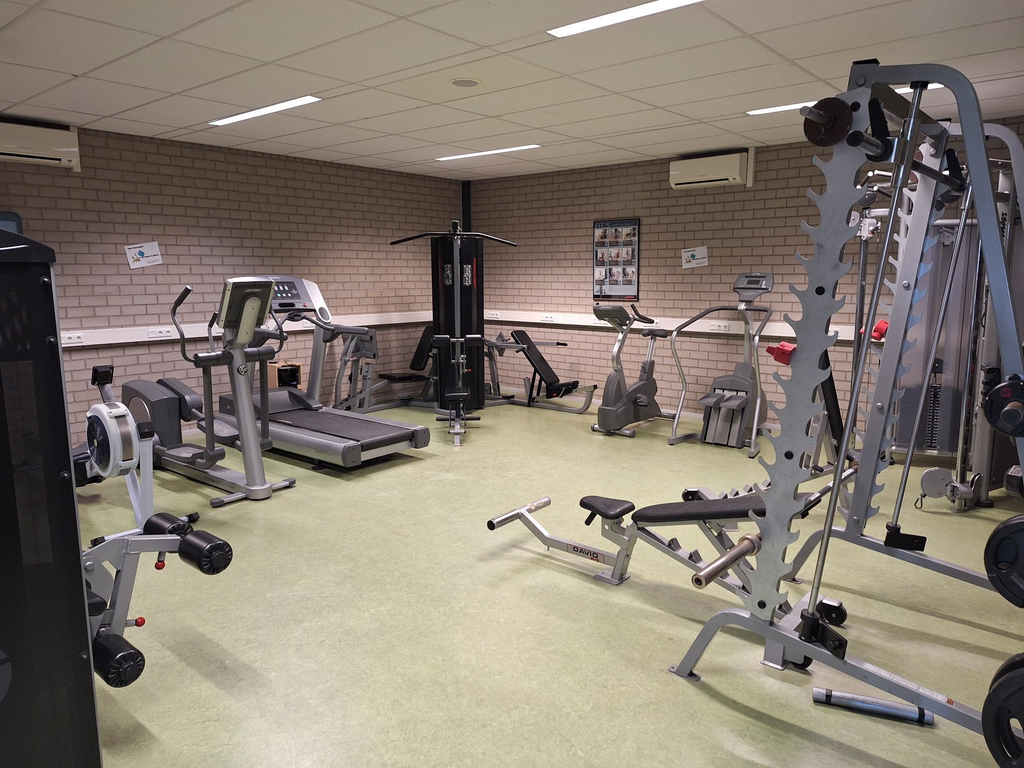ruimte met stenen muren en fitnesstoestellen