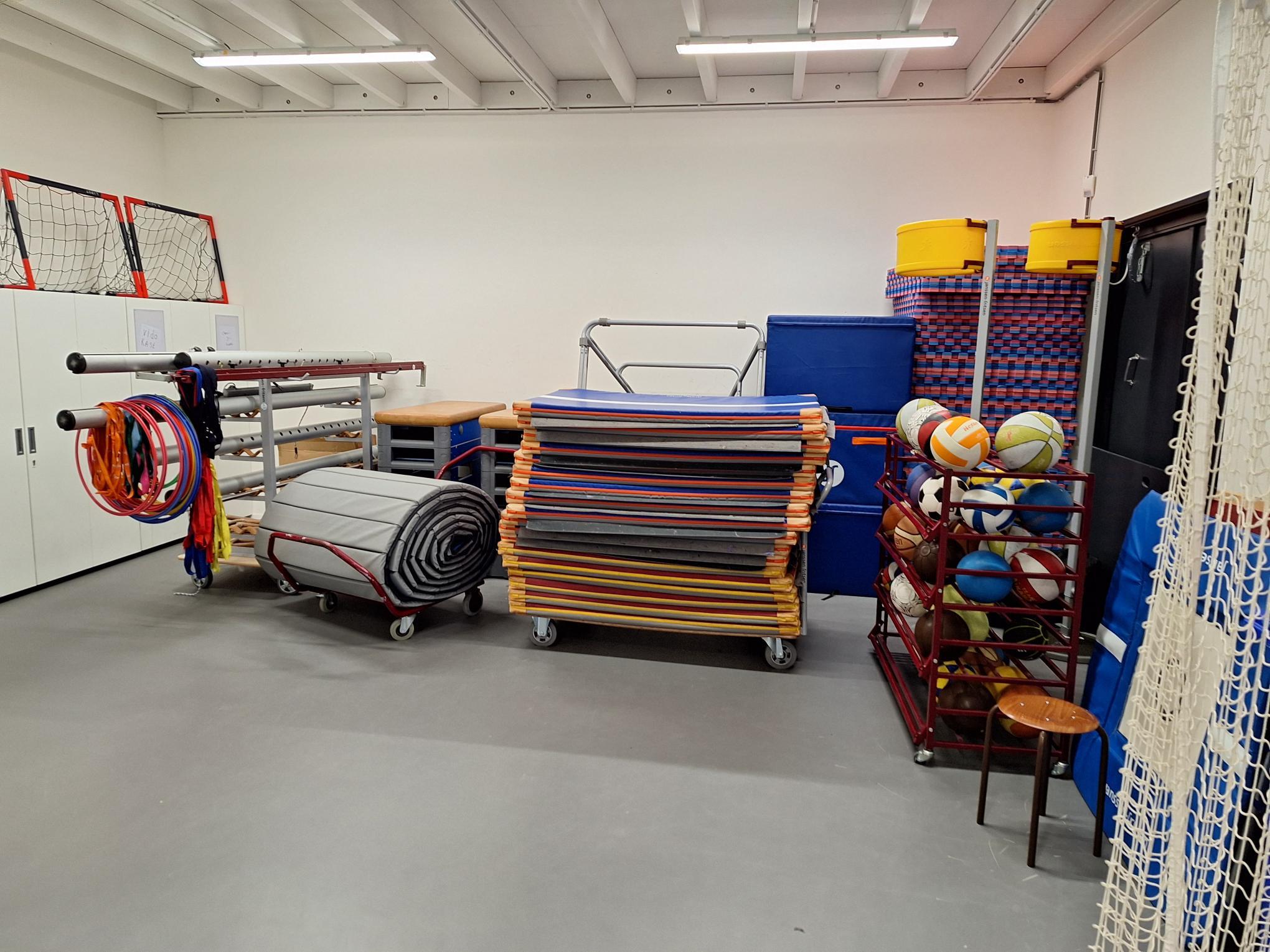 karren met gymmatten in opslagruimte