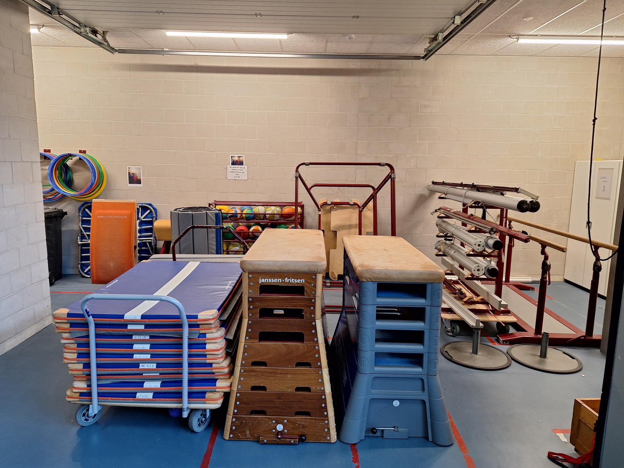 opslaghok met gymmateriaal