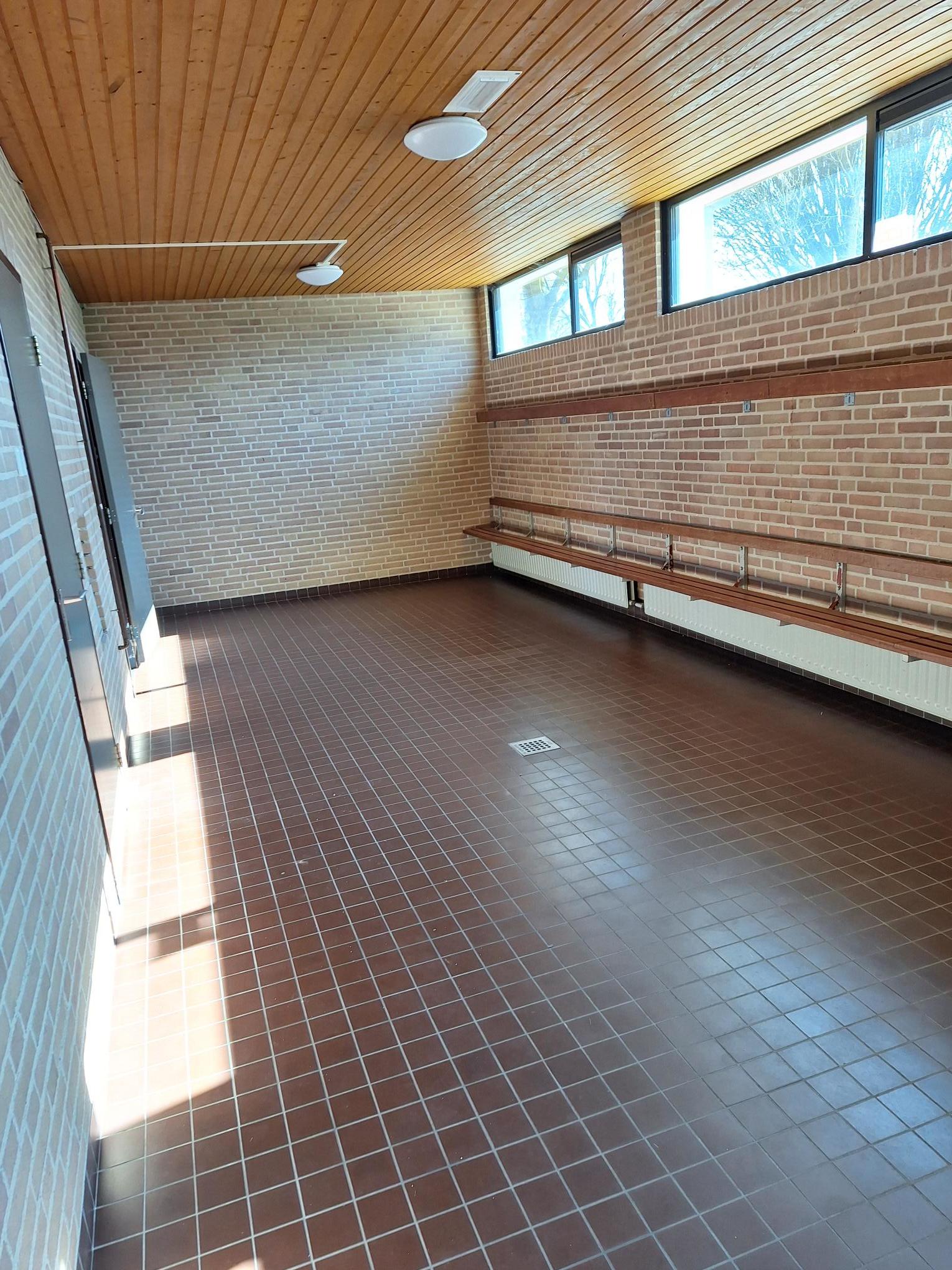 kleedruimte met houten plafond