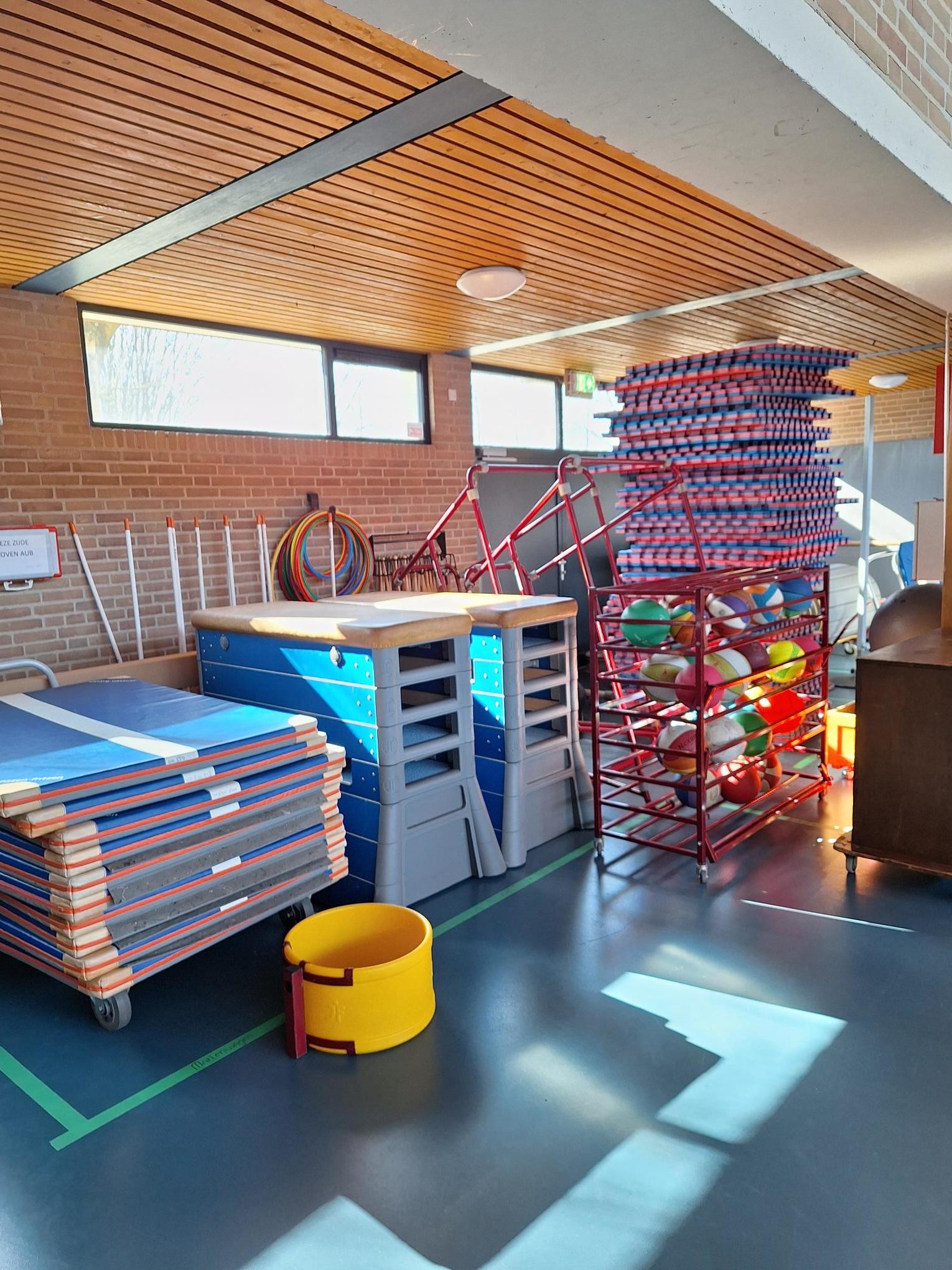 materiaalhok met verschillende gymtoestellen en -materialen