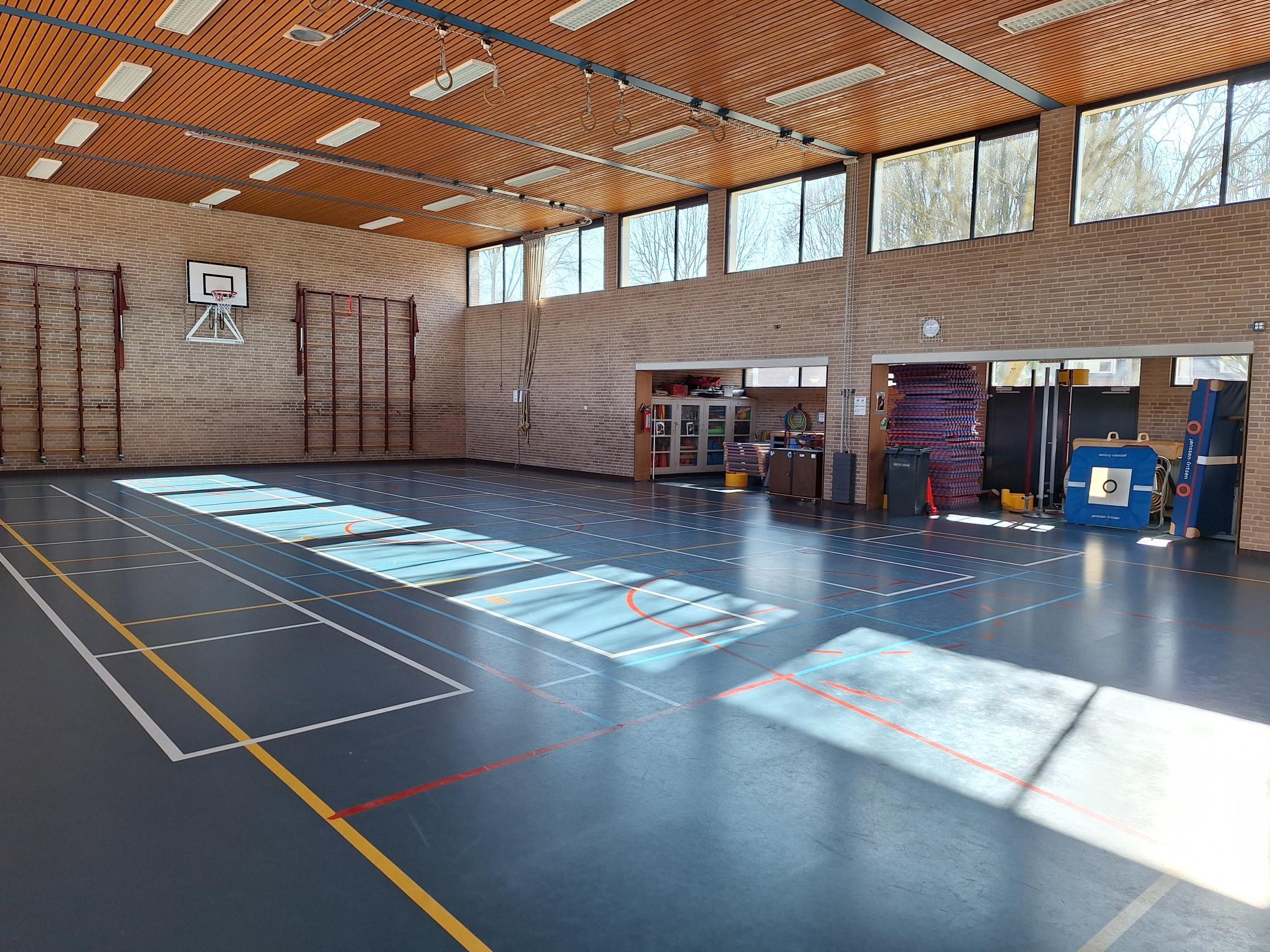 gymzaal met blauwe voer en houten plafond