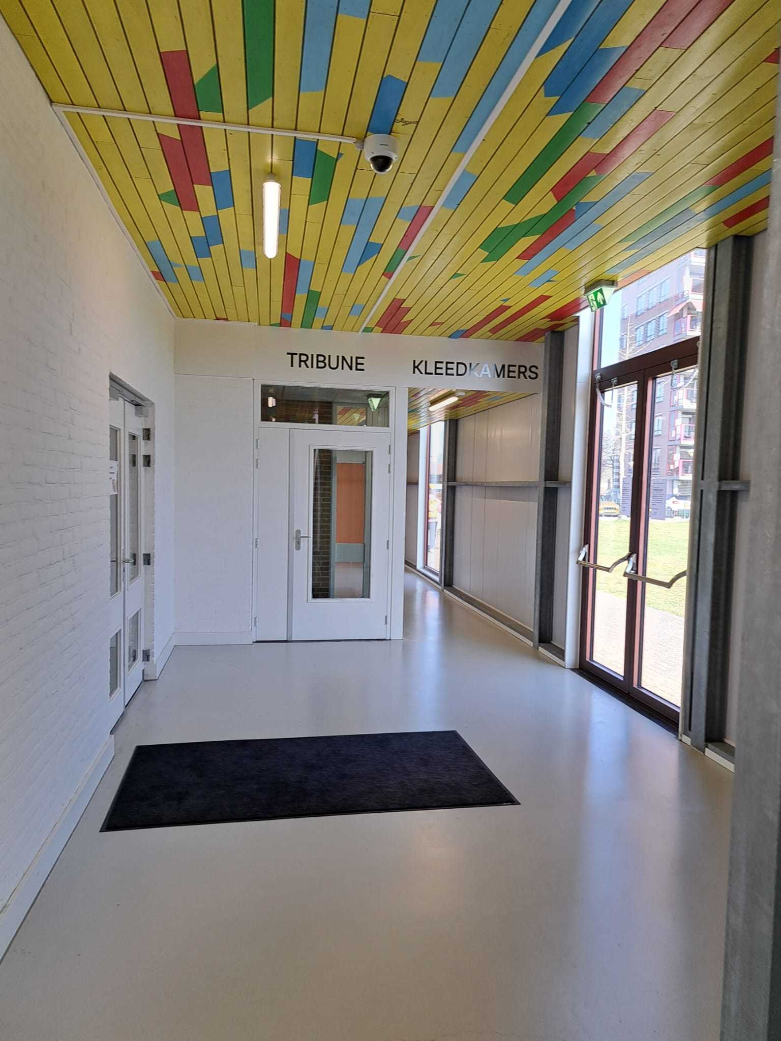 witte hal met geel plafond
