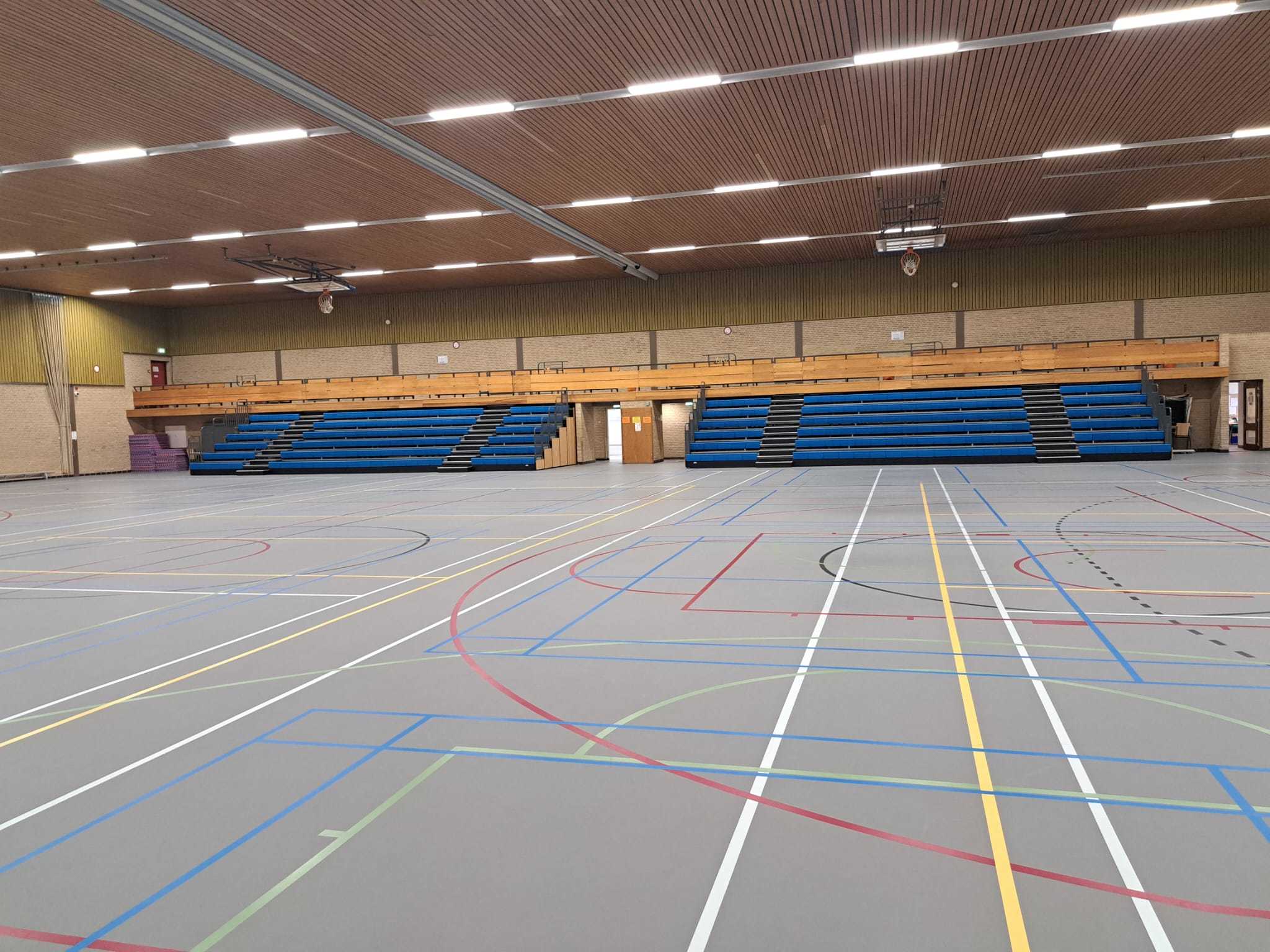 gymzaal met tribunes aan lange kant