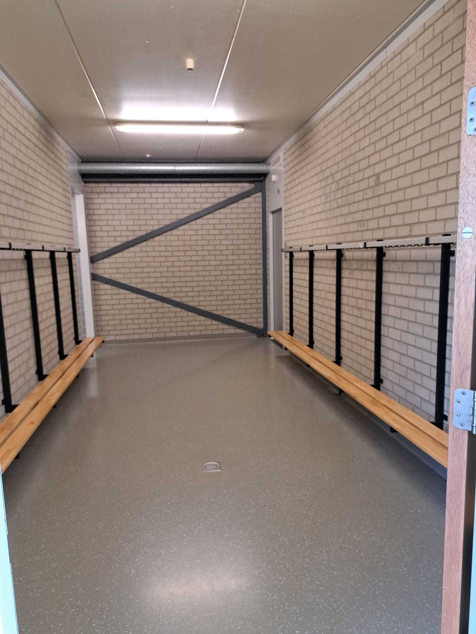 kleine stenen ruimte met grijze betonnen vloer