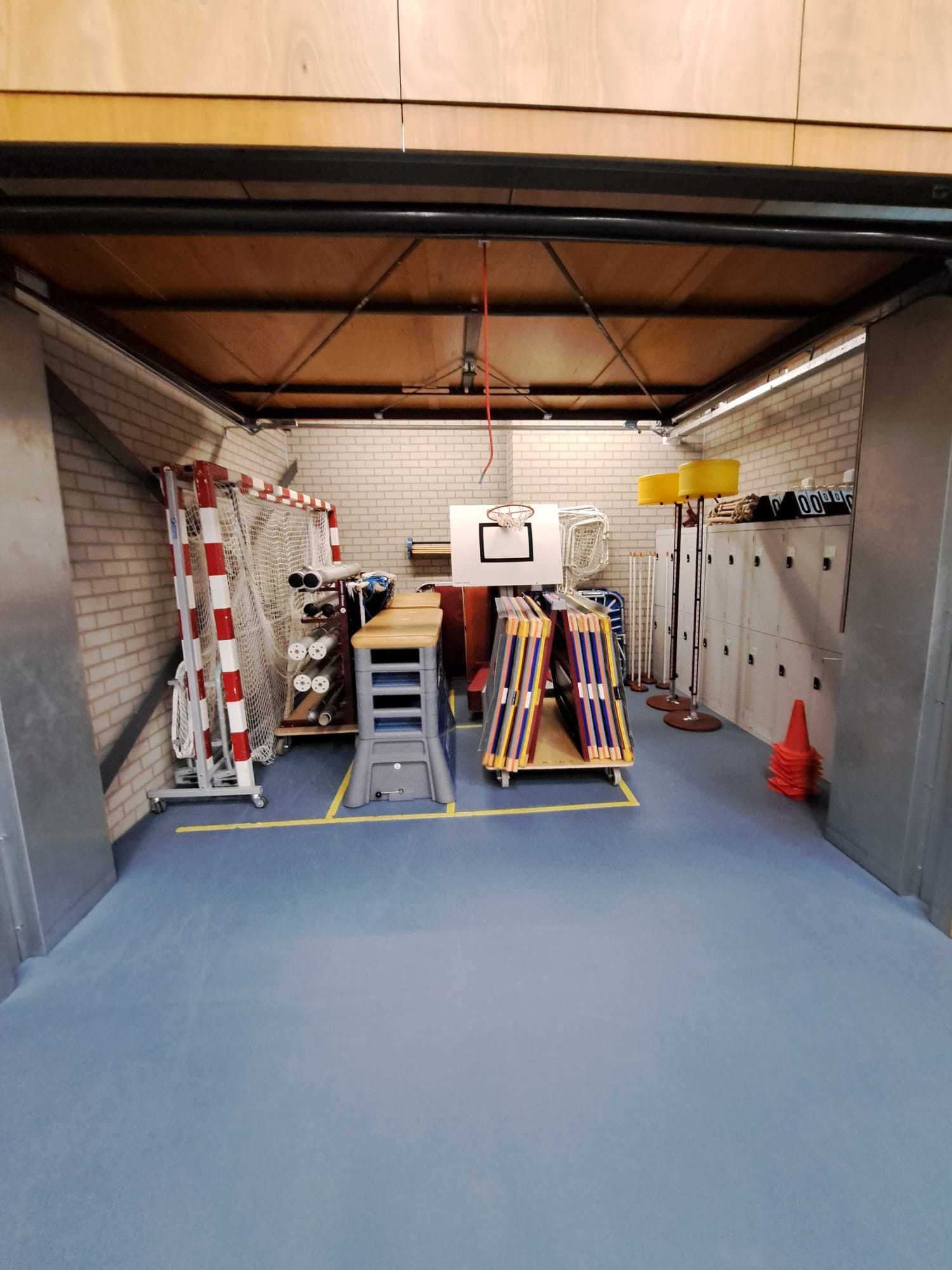 materiaalhok met verschillende gymtoestellen en -materialen