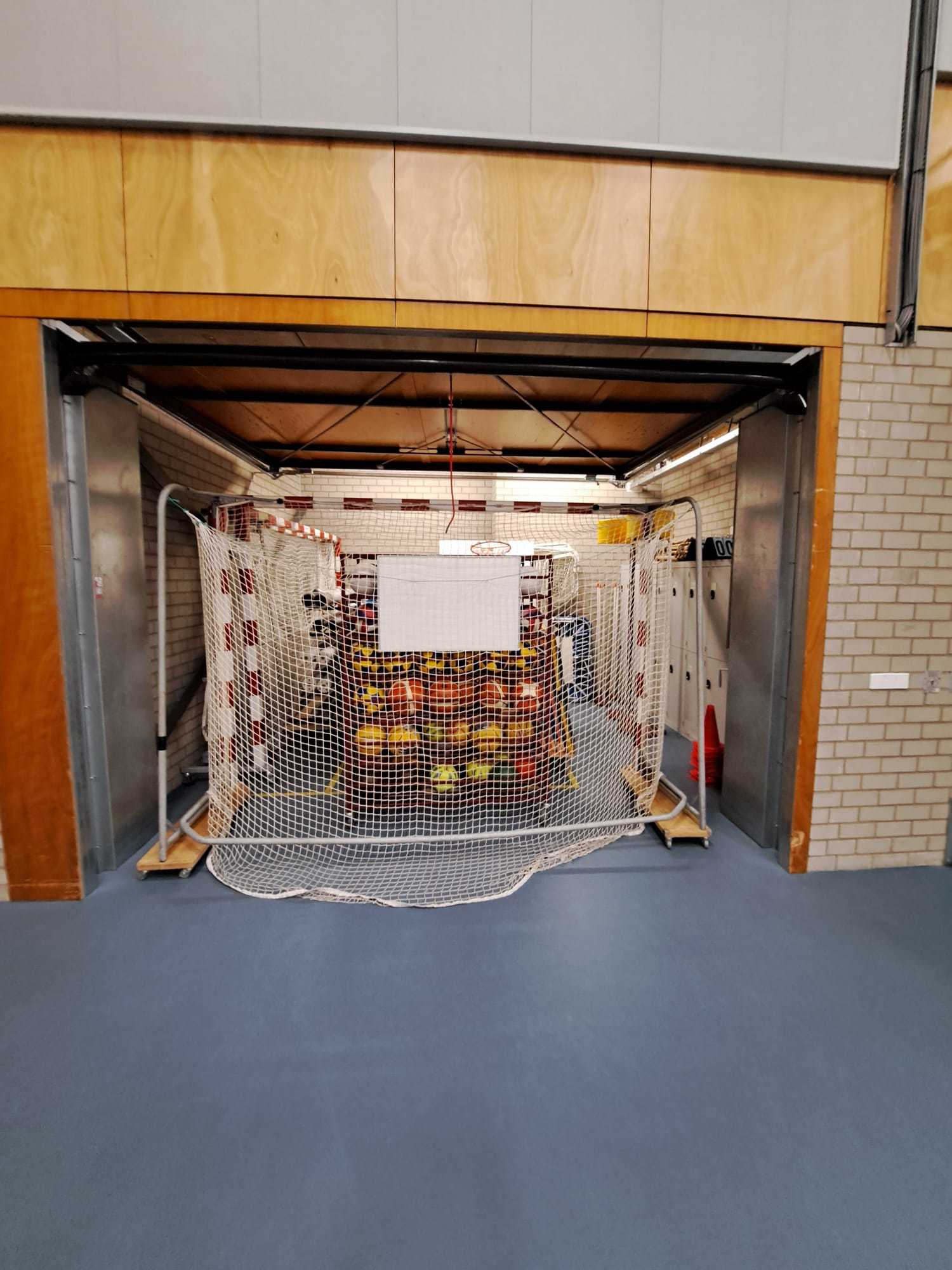 materiaalhok met verschillende gymtoestellen en -materialen