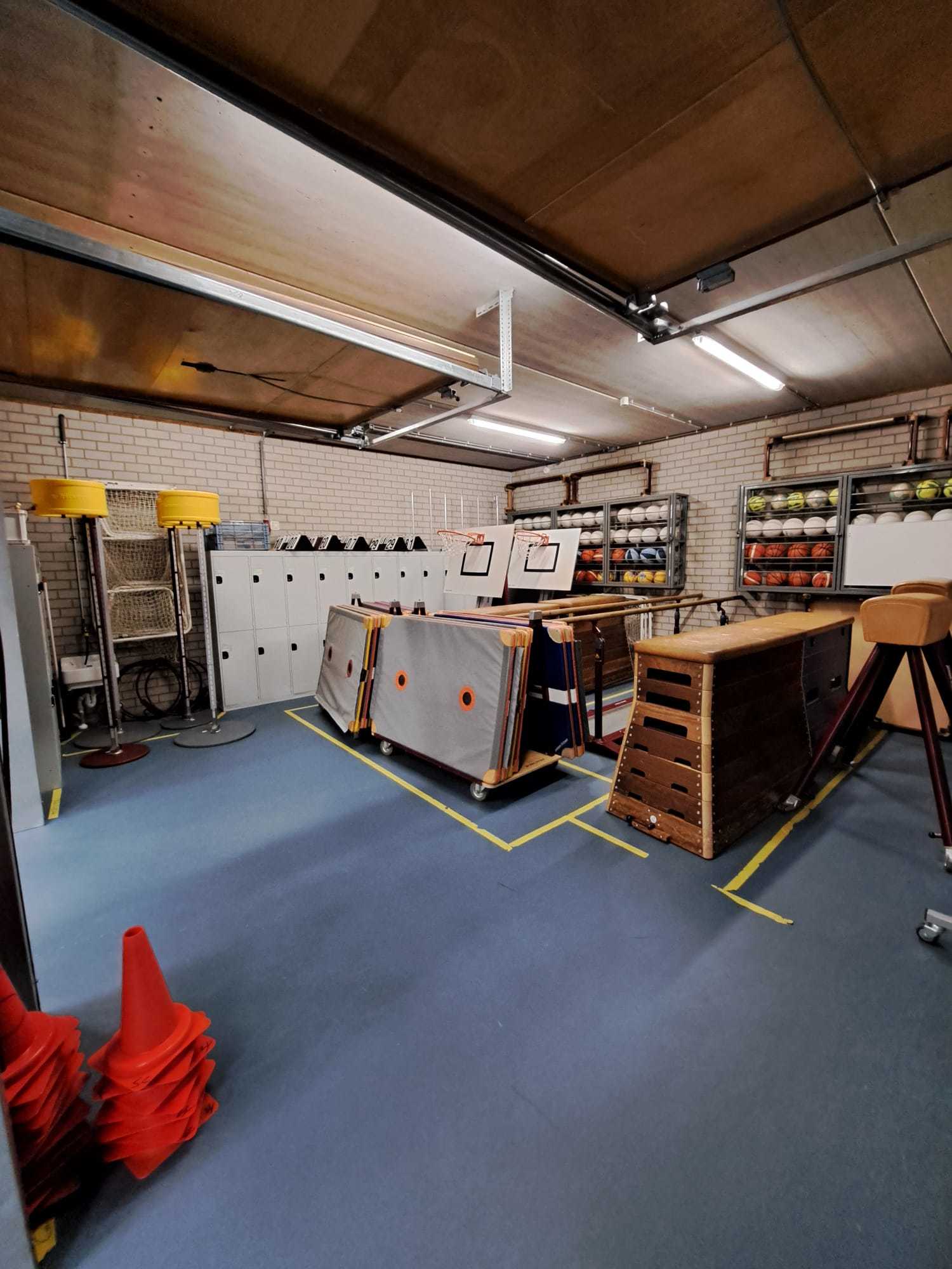 materiaalhok met verschillende gymtoestellen en -materialen