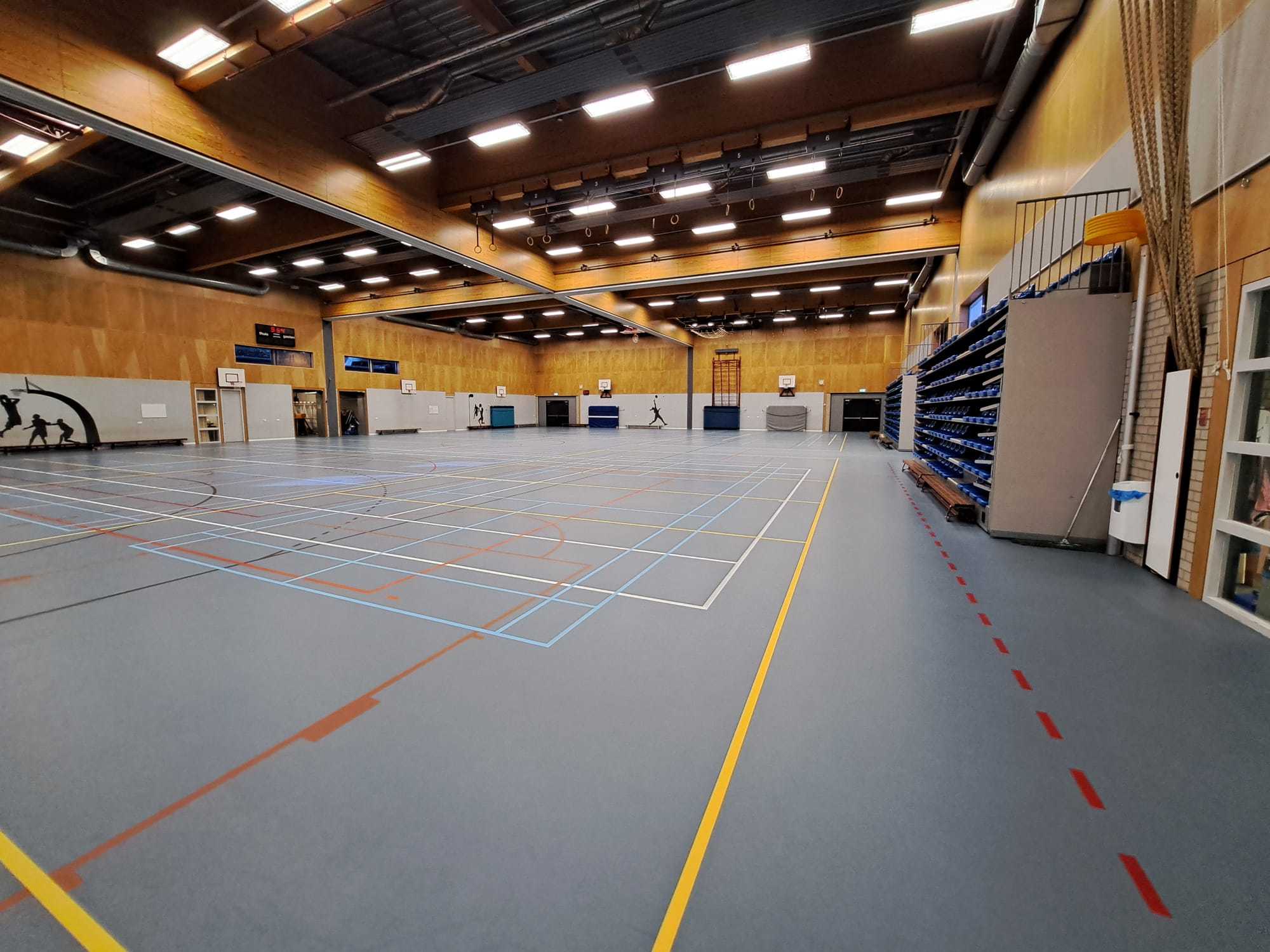 sporthal met blauwe vloer