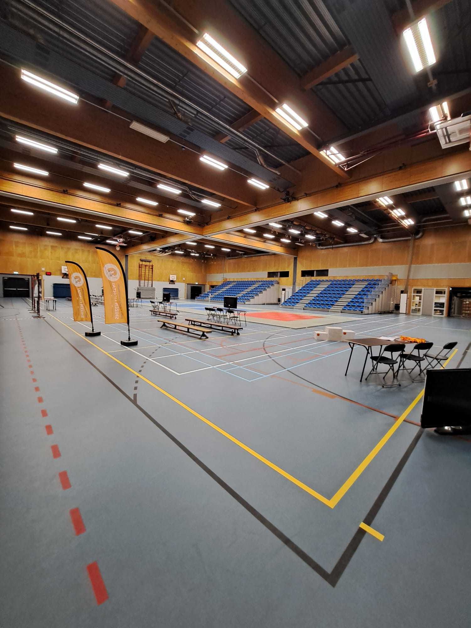 sporthal met blauwe vloer