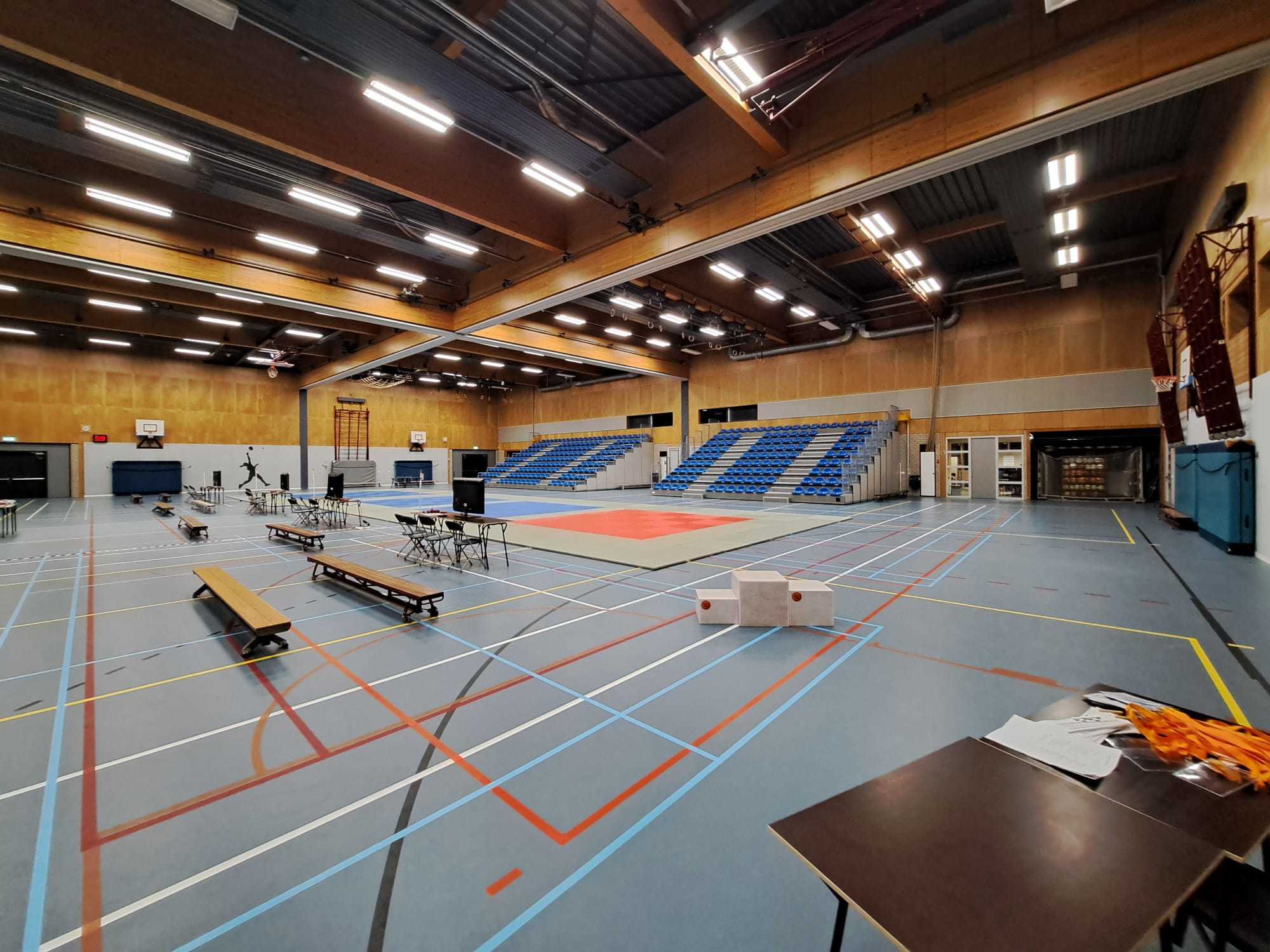 sporthal met blauwe vloer