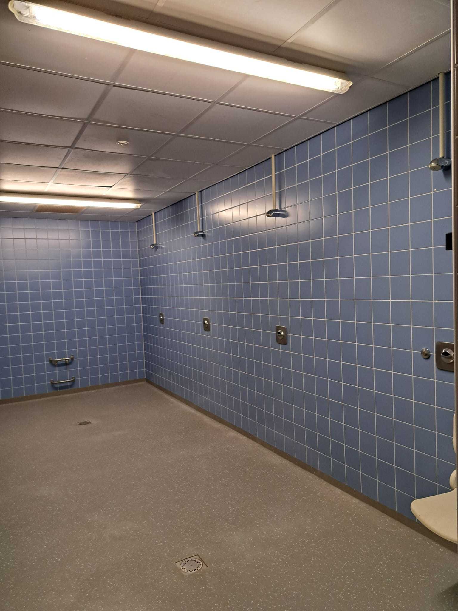 doucheruimte met blauwe tegels
