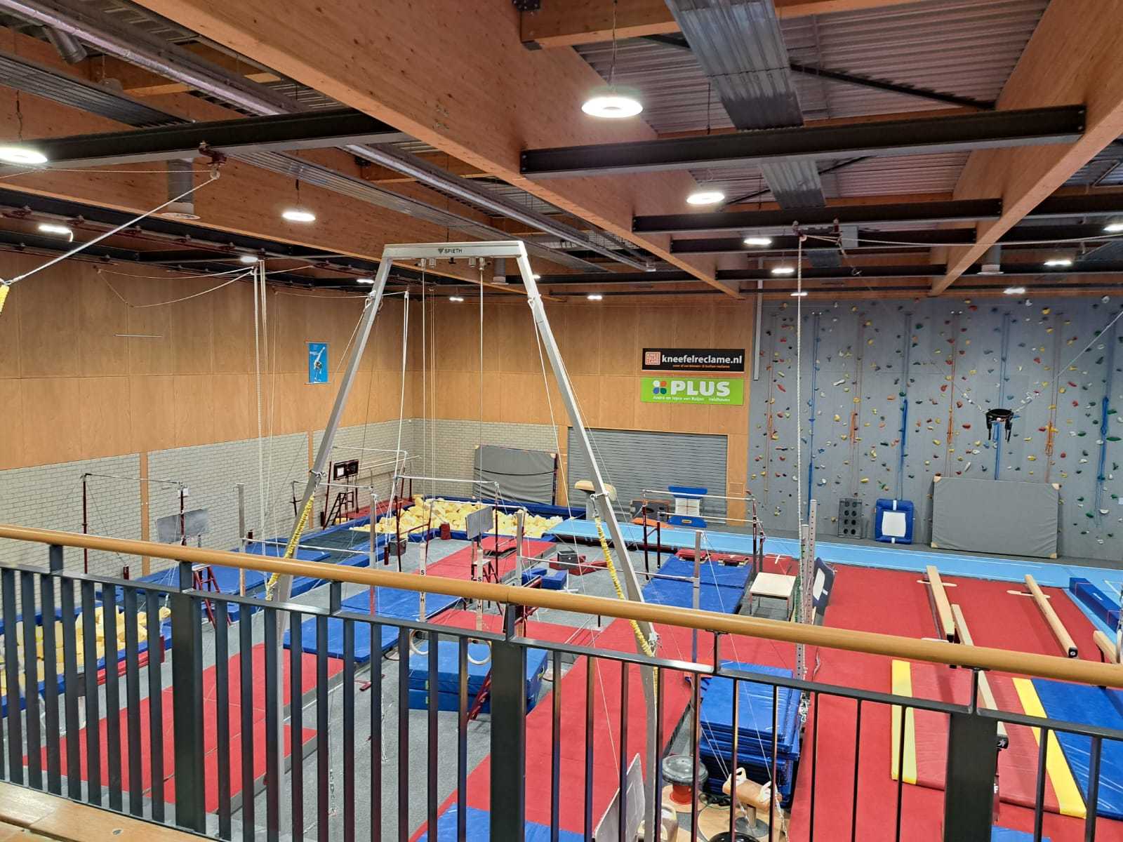 grote zaal met dikke rode matten op de vloer