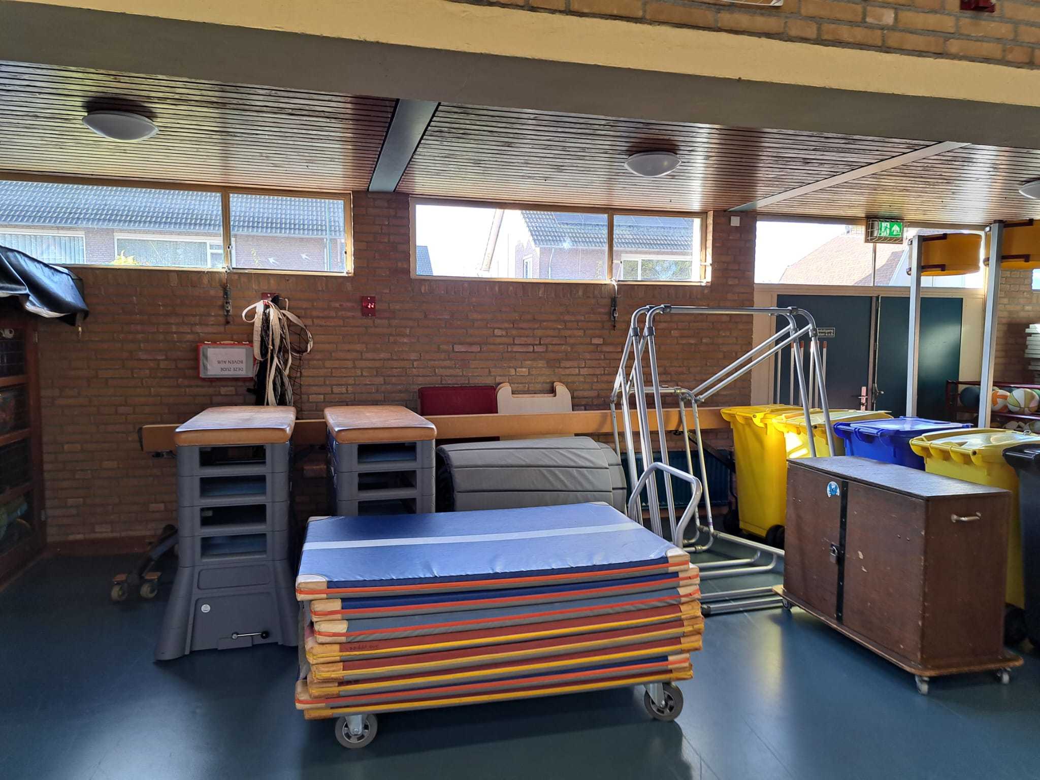 materiaalhok met verschillende gymtoestellen en -materialen