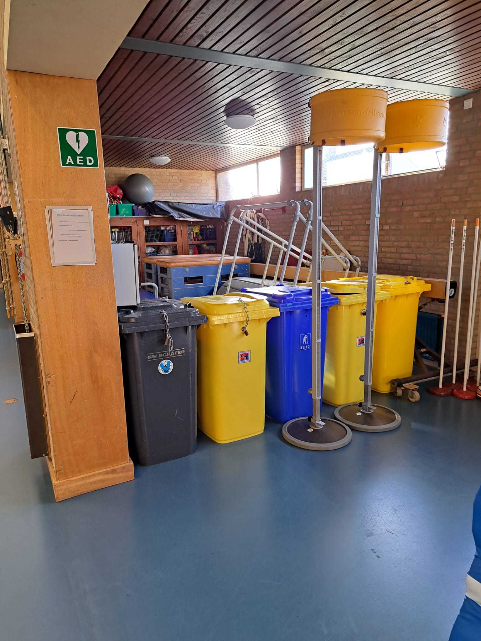 materiaalhok met verschillende gymtoestellen en -materialen