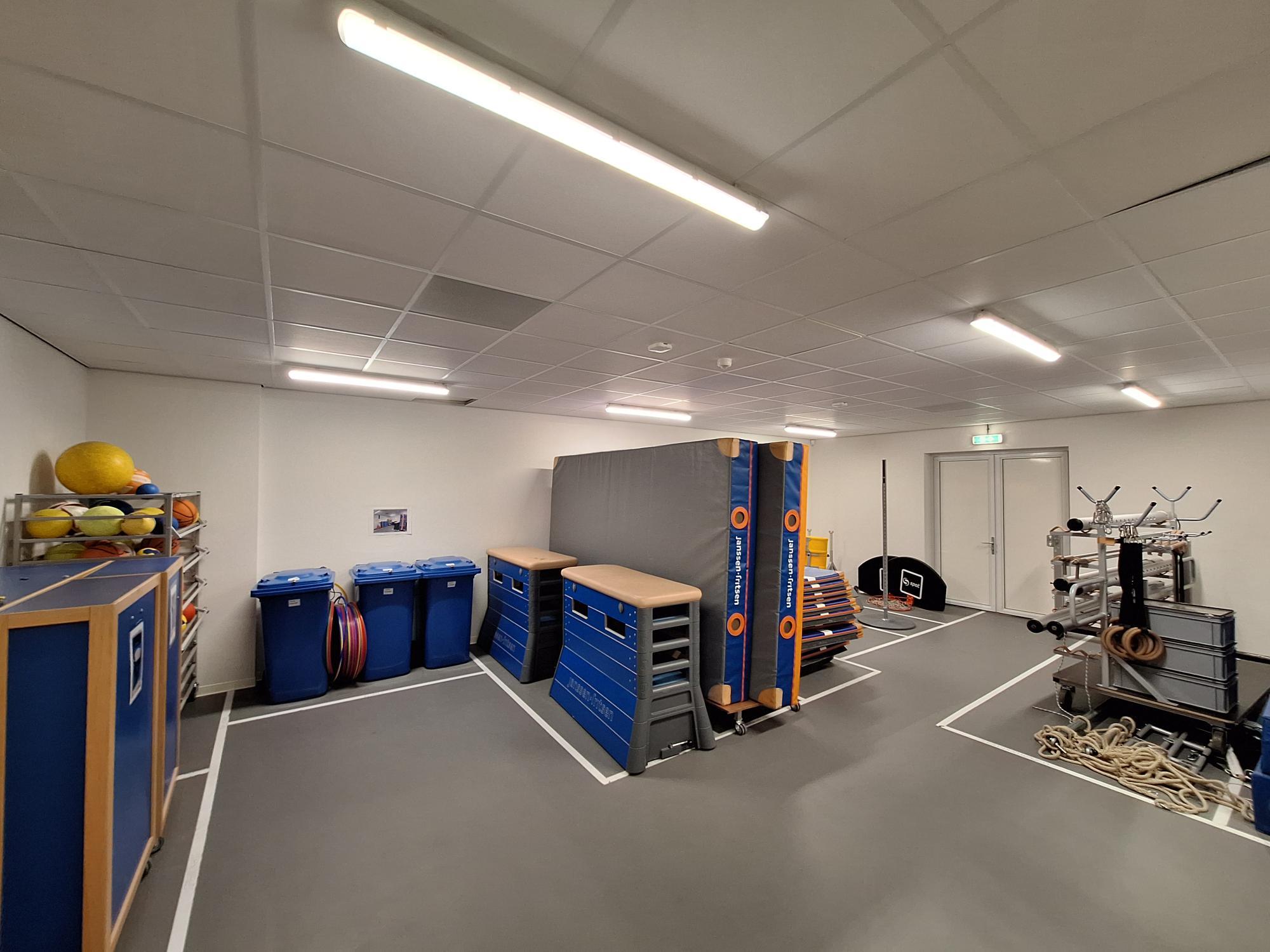 materiaalhok met verschillende gymtoestellen en -materialen