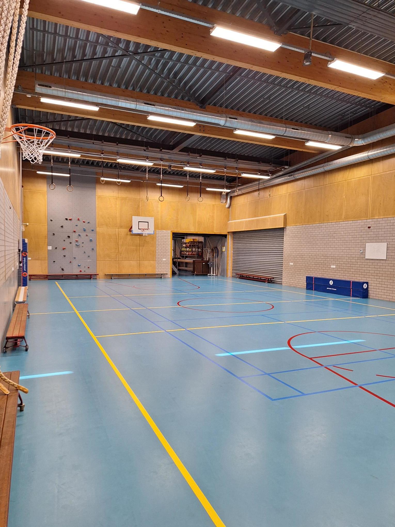 gymzaal met lichtblauwe voer en houten muren