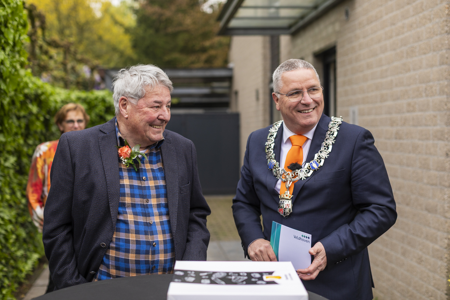 Burgemeester Marcel Delhez met gedecoreerde tijdens lintjesregen