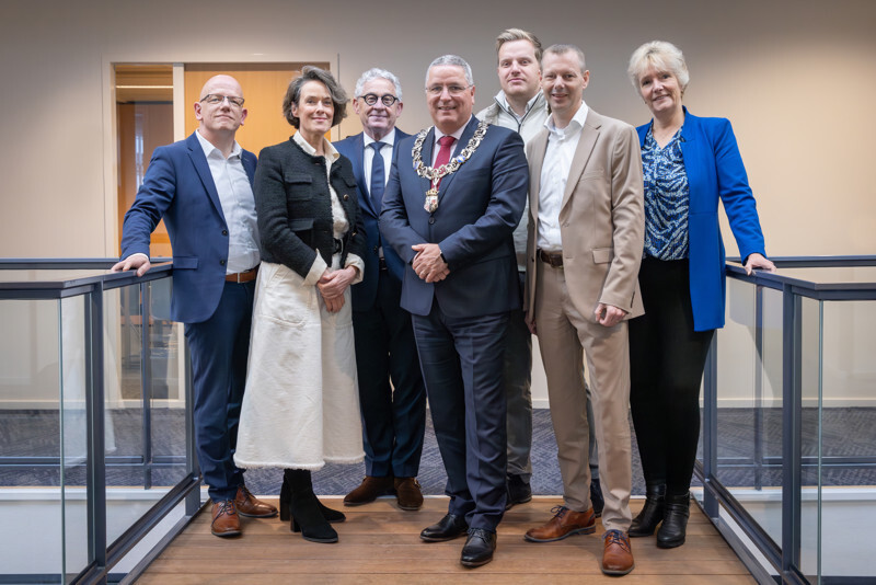 Burgemeester Marcel Delhez met het college van b en w 2022-2026