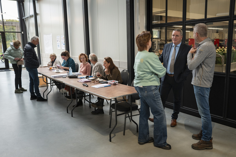 Burgemeester spreekt inwoners in stemlokaal