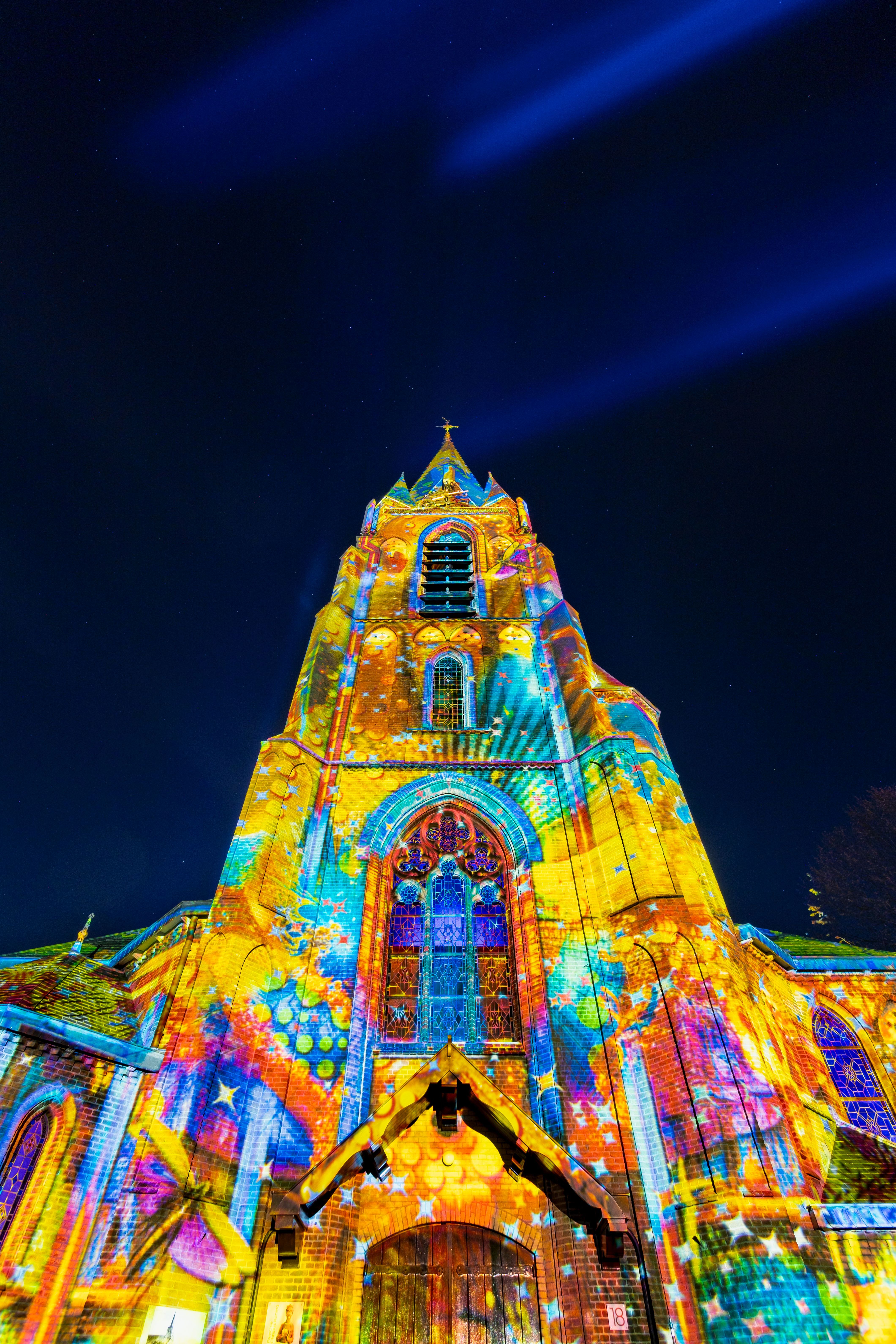 GLOW Veldhoven, Sint Caecililiakerk beschenen met kleuren en tekeningen 